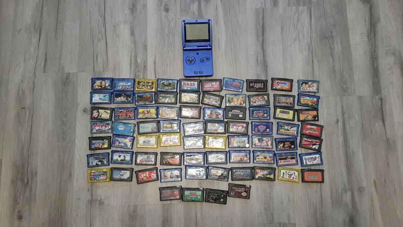 GameBoy Advance SP с картриджами